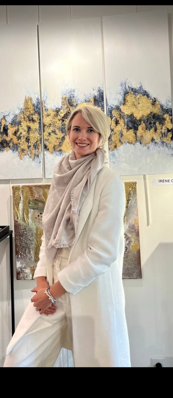 Irène Ordonneau in front of her work